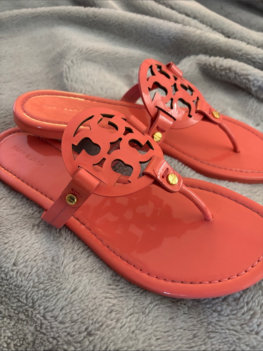Like New! Tory Burch Women's Coral Patent Logo-Style Thong Sandals - Picture 2 of 5